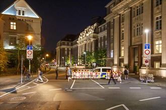 Weekend in Düsseldorf's historic city centre, cordoning off for emergency and rescue vehicles,