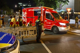 Ambulances in Düsseldorf's Old Town at the weekend, access roads to the Old Town closed,