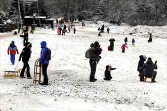 The first snow is here. Despite the coronavirus pandemic, families with children are enjoying