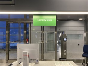 Sign Economy Class, Boarding Zone, Gate, Pier, Terminal 2, Frankfurt am Main Airport, Hesse,