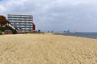 Empty beach with view of the ferry port, houses, autumn weather, Wyk auf Föhr, Insel Föhr,