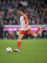 Free kick, action, lob by Leroy Sané FC Bayern Munich FCB (10) Allianz Arena, Munich, Bavaria,