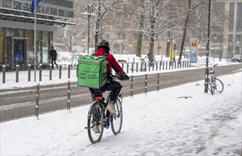 Winter in Frankfurt, Uber Eats, delivery service by bike, in the banking district, Hesse, Germany,