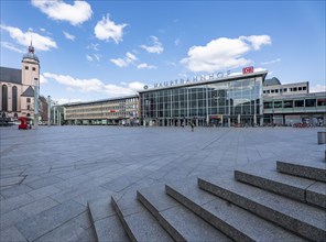 Effects of the coronavirus crisis, empty square in front of the main railway station, Cologne,