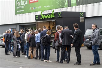 Long queues in front of a snack bar at Hannover Messe 2022, industrial trade fair, Lower Saxony,