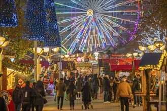 Christmas market in the city centre, Königstraße, during the fourth Corona wave, 2G regulation,