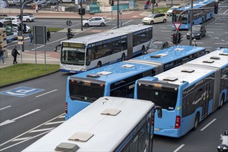 Wuppertal, intersection at the central bus station, at the main railway station, WSW buses, right