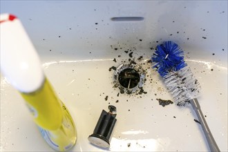 Cleaning of a sink, hand basin, bathroom, with the help of a longer brush, the dirt, deposits,