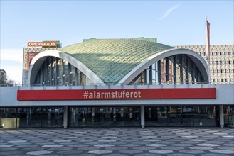 Closed opera house, #alarmstuferot campaign, due to the corona crisis, during the second lockdown,