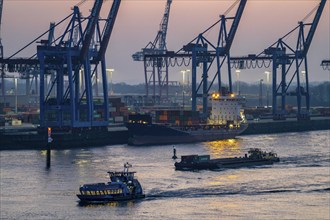 Port of Hamburg, HHLA Container Terminal Burchardkai, Athabaskakai, on the Elbe, container feeder