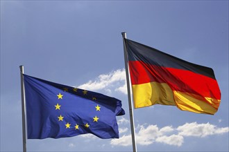 Deutsche und europäische Flagge wehen im Wind (German and european flag wave in the wind)