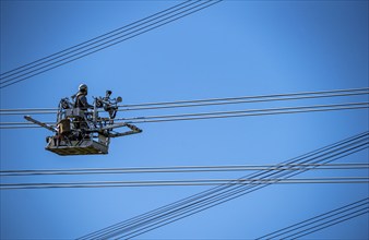 Construction of a new line route, 380 KV extra-high-voltage line between Osterath and Gohr, near