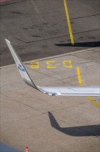 Winglets, upward curved wing extension, thus reduced drag, lower fuel consumption, Boeing 737-800