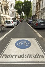 Markings on a cycle lane, cyclists have priority over motor traffic, Cologne, North