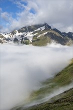 High fog in the valley, mountain peaks above the clouds, summit Hochsteller Berliner Höhenweg,