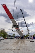 Preparation for the transport of a 68 metre long blade, a wind turbine, with a self-propelled