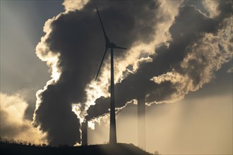 Windpark Halde Oberscholven, smoke clouds from the cooling tower and chimney of the Uniper