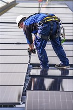 Installation of solar modules on the roof of a commercial enterprise, over 400 photovoltaic modules