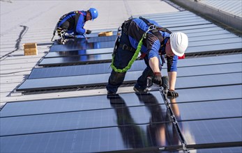 Installation of solar modules on the roof of a commercial enterprise, over 400 photovoltaic modules