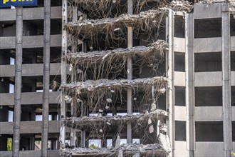 Demolition of a former office building, after complete gutting only the concrete parts of the