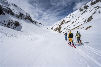 Ski tourers ascending from the Iffigtal to the Wildhornhütte, snow-covered mountain landscape,