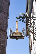 Nose sign, pub sign on the former brewhouse with a brewing kettle, brewing pan and two brewers on a