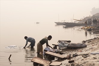 Dhobis or washermen, banks of the Ganges, Ganges, Varanasi or Benares or Kashi, Uttar Pradesh,