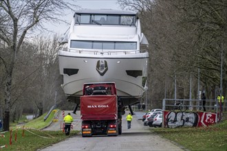 Craning the €6.3 million Sunseeker 88Y motor yacht, weighing 82 tonnes, in preparation for the