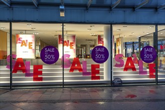 Christmas lockdown in the Corona crisis, empty shopping street, closed shops, hardly any