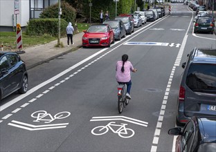 Bicycle road, cyclists have priority over car traffic, new cycle routes through Essen, here in the