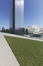 Ingenhoven-Tal, green roof as sunbathing area at Kö-Bogen II, Dreischeibenhaus, Düsseldorfer