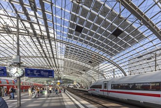 Central station with platform hall with glass roof construction with integrated photovoltaic