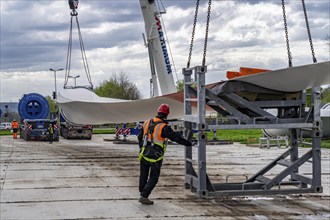 Preparation for the transport of a 68 metre long blade, a wind turbine, with a self-propelled