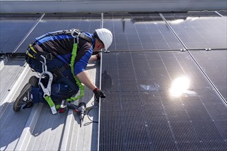 Installation of solar modules on the roof of a commercial enterprise, over 400 photovoltaic modules