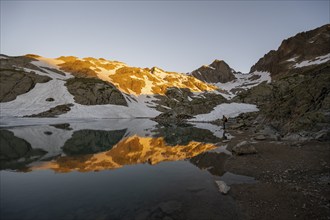 Morning atmosphere at a mountain lake, mountain landscape at sunrise, water reflection in Lac