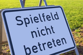 Symbolic image: Sign with the inscription Do not enter the pitch on a grass sports field