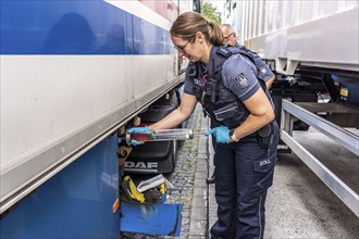 Nationwide checks on motorway traffic in North Rhine-Westphalia, by police and customs, customs