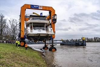 Craning the €6.3 million Sunseeker 88Y motor yacht, weighing 82 tonnes, in preparation for the