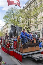 Witikon guild float, parade of historically costumed guild members, Zunft zur Meisen, Sechseläuten