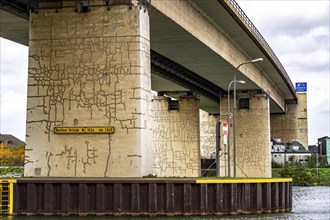 The Berlin Bridge, motorway A59, over the Duisburg port area, 1.8 km long, has a remaining useful