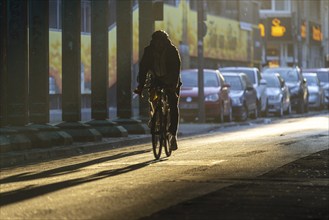 Cyclists in oblique sunlight in November, poor visibility, danger of glare, cycle lane, cyclists