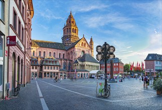 St Martin's Cathedral and Cathedral Square in Mainz, in the evening light, Rhineland-Palatinate,