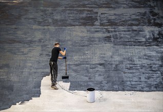 Construction site, application of a bitumen coating to a concrete ceiling, preparation for