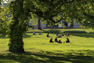 Stadtgarten in Essen, in the city centre, most visitors adhere to the contact ban while enjoying