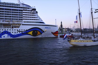 Europe, Germany, Hamburg, Elbe, View across the Elbe to the Michel, Passenger ship AIDAprima,