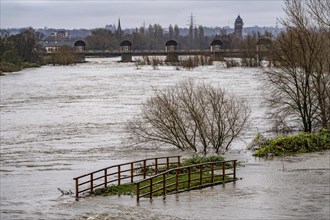 High water on the Ruhr, after days of heavy rainfall, the Ruhr is flooding, warning level 2 of 3,