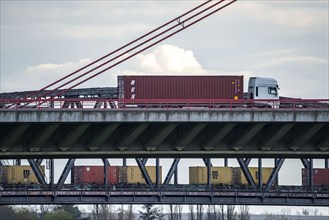 Rhine near Duisburg-Beeckerwerth, goods train on the Haus-Knipp railway bridge, Beeckerwerth