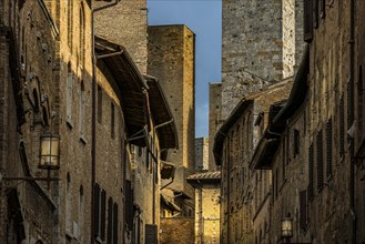 Medieval alley, old town, architecture, building, evening sun, light mood, San Gimignano, Tuscany,