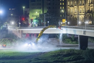 In the early hours of the morning, a section of the Carola Bridge collapsed for unknown reasons.