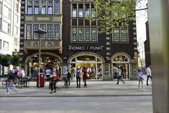 Germany, Hamburg, City, Mönckebergstraße, Boutique Thomas I Punkt, Passers-by on the move, Europe